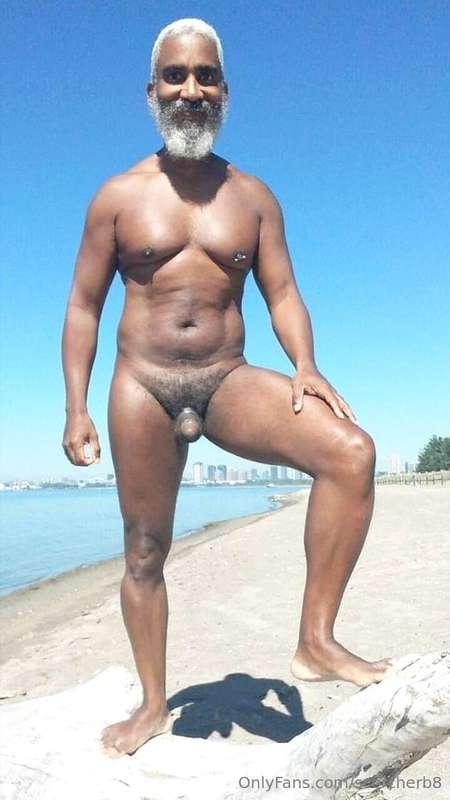 Sweet Sunday!  #beard #musculardaddy #gay #feet #gaycruising..