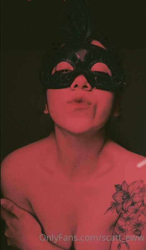 A kiss to sweeten your night 🖤😙