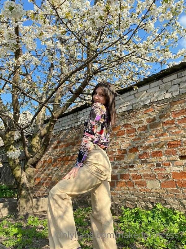 🌈Spring is out ! And birds around singing songs. 
Its so nic..