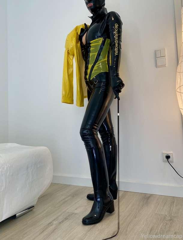 Playing in Hunter Osten and latex💛🖤To be continued tomorrow💛..