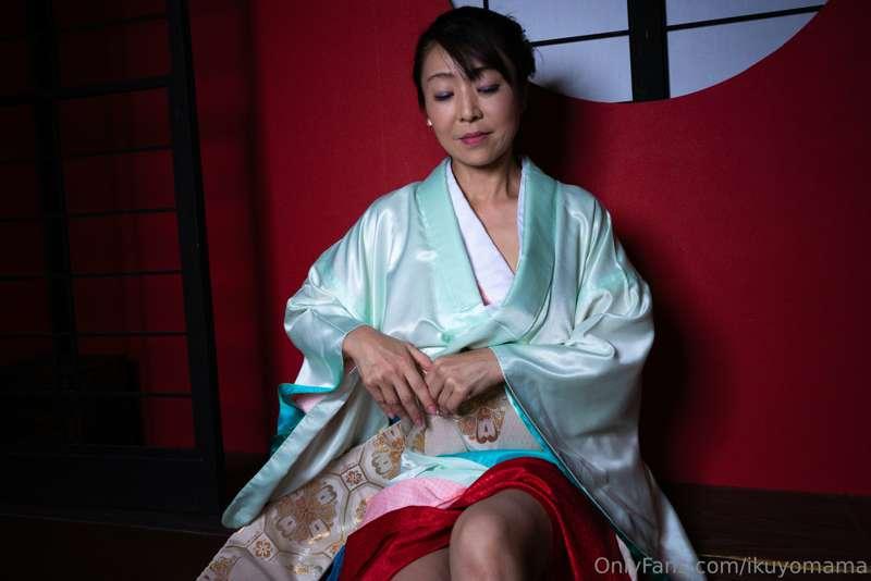 和服って色っぽくないですか？
熟女の魅力よ
Isn't kimono sexy?
It's the charm of a..