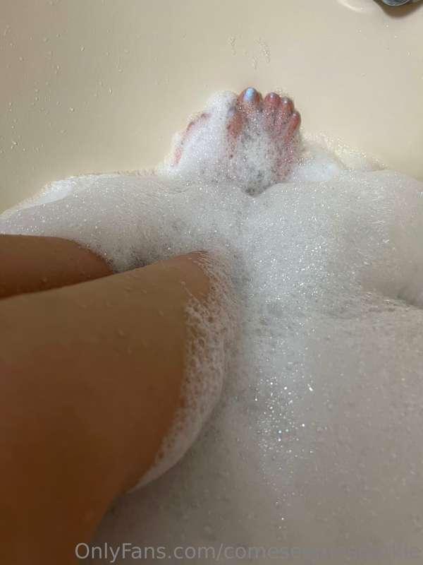Bubble 🫧 toes 
Feet 👣 pic Friday!