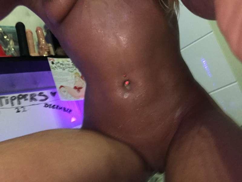 I was sooooo wet Yesterday made me squirt all over my body 😏..