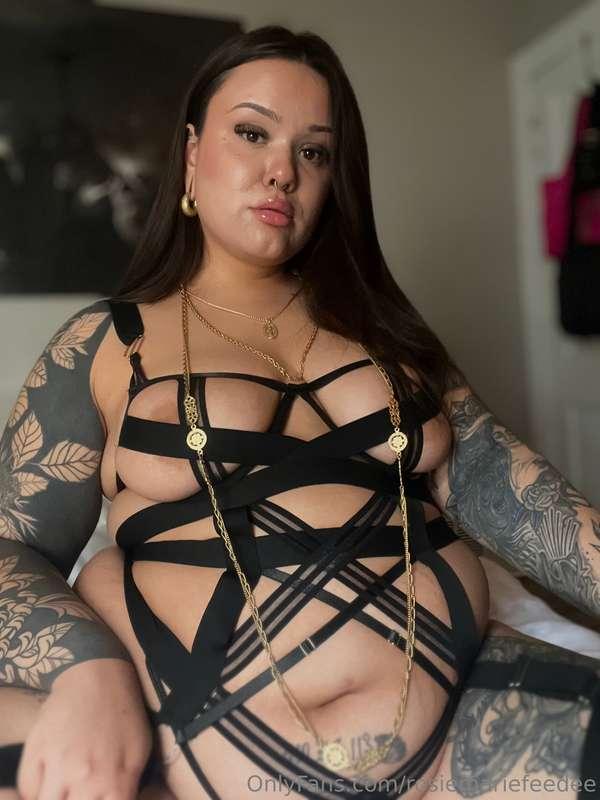 Love my soft pudgy fat in something tight and strappy!