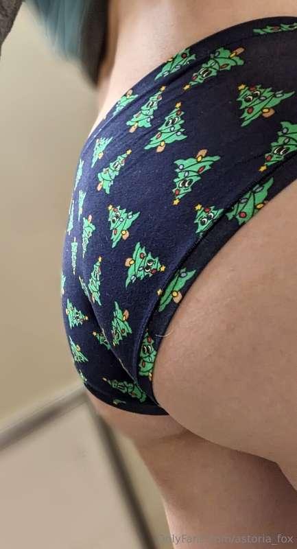 Do you like my pair of Christmas panties? 😘😚😚