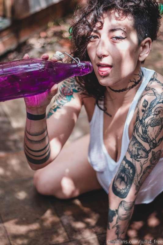 *insert cock here* 🍆 tip how big yours is 😜
