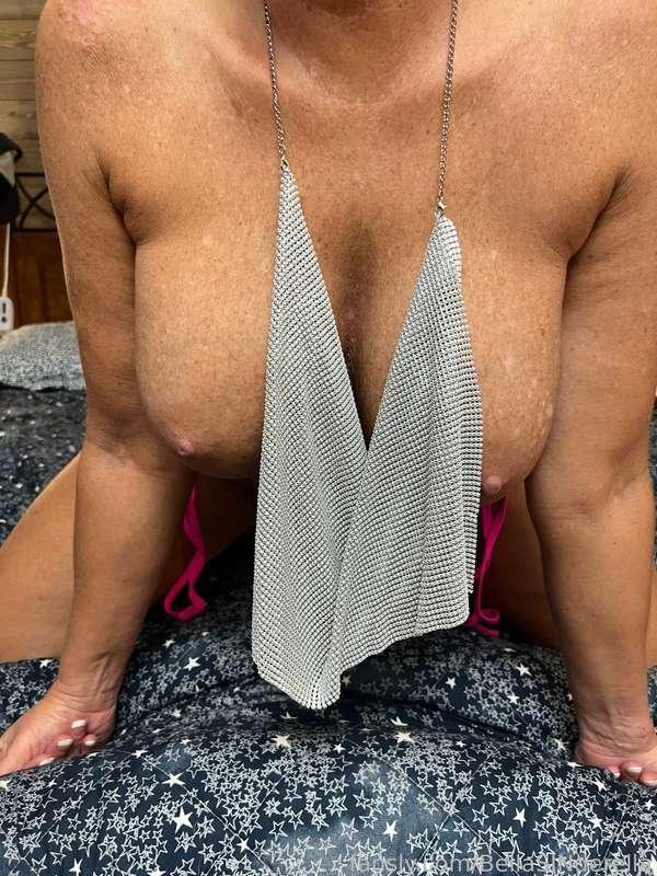 Yup.....tits busted out of this top!!
#MILF #tits #viewfromtherear #pawg #boobs #thong