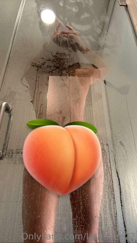 Spreading my naked wet ass cheeks up against the glass 🍑😼💦