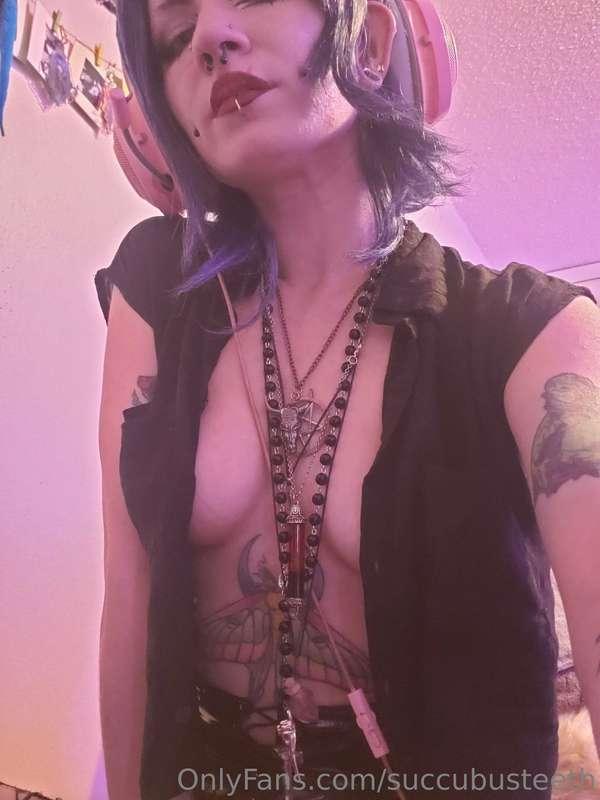 just logged off twitch from streaming new tales from the bor..