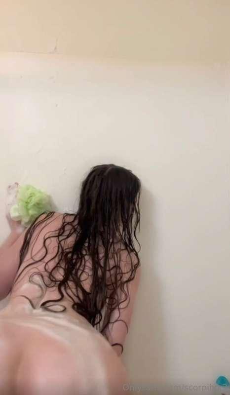 shower w me 🫧🍑