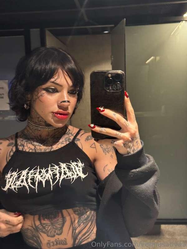I'm your favorite goth mommy, right? 🖤