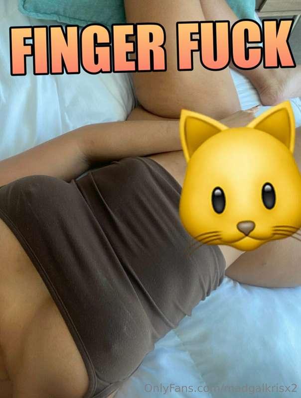 **FINGERING DIS PUSSY** up close in the camera 😈 u better be..