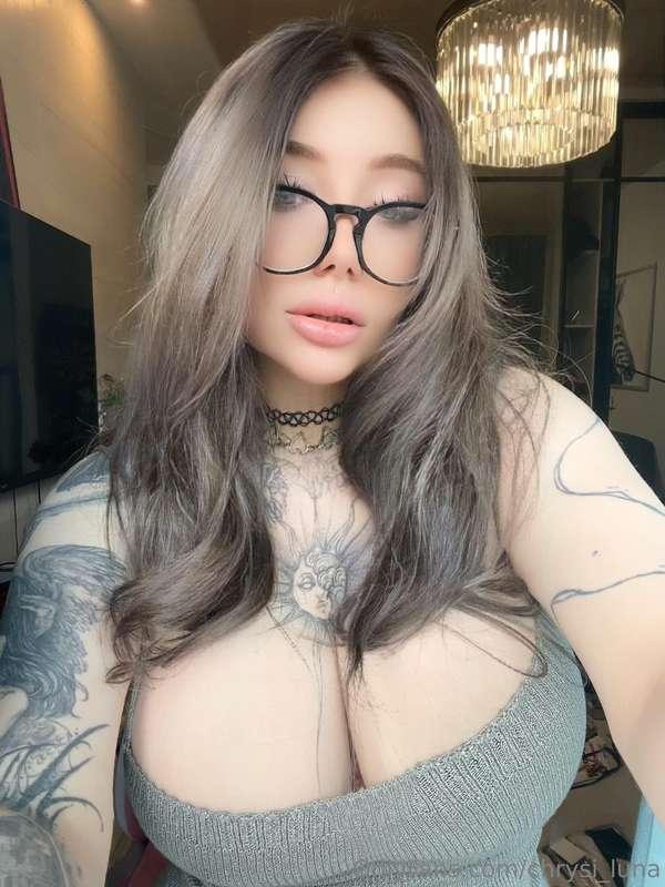 Gothic frames hiding a fearless heart 🖤👓