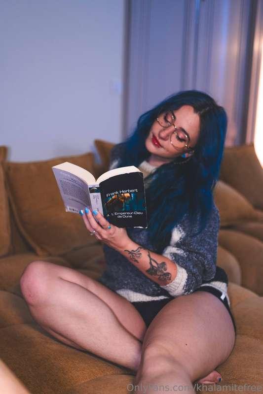 Need fingers down my panties while I read :3
