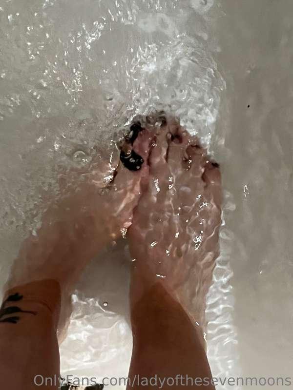 Enjoy a hot bath 🖤 
#feet