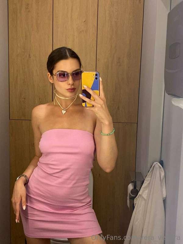 How long has it been since you took a selfie in the toilet?)