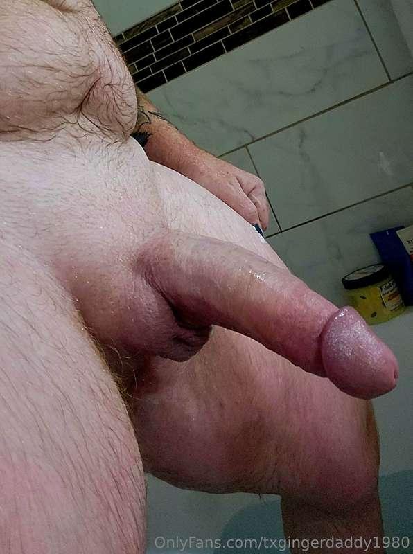 Fresh outta the shower and smelling fresh 😌 Who wants to hel..