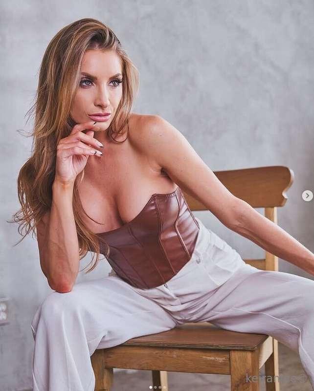 This hot comedian let me fuck her ass after a show..... Holy..