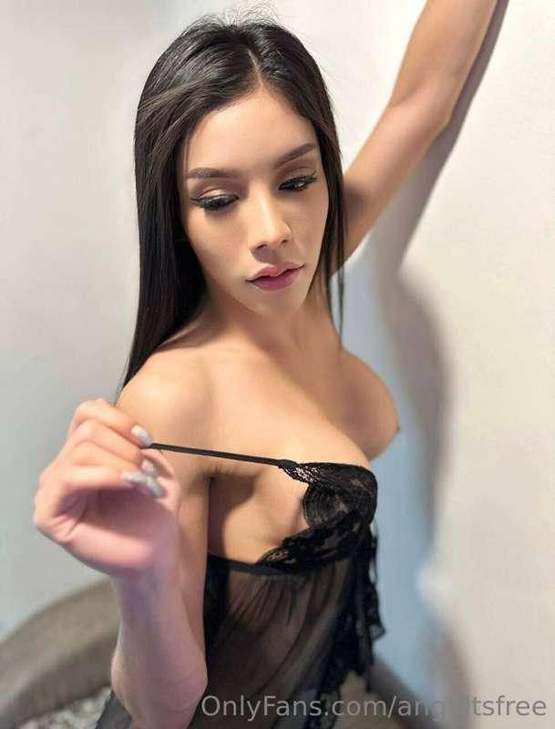 raise your hand if you’re craving a (she)cock 💖