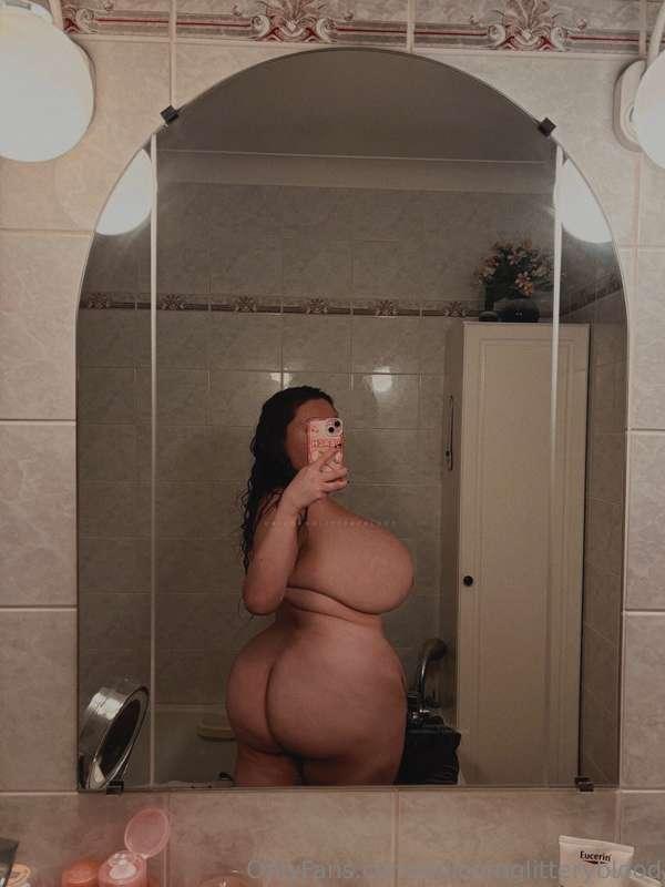 Damn what am I feeding this thing??? My booty is SO thick! (..