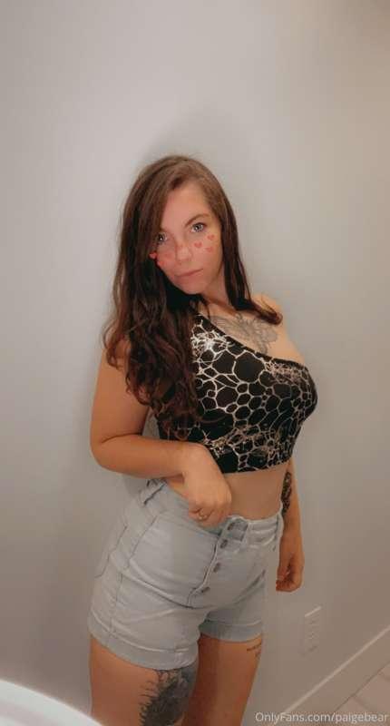 Unlock to lift up my top and take a peek under 👀🍈🍈