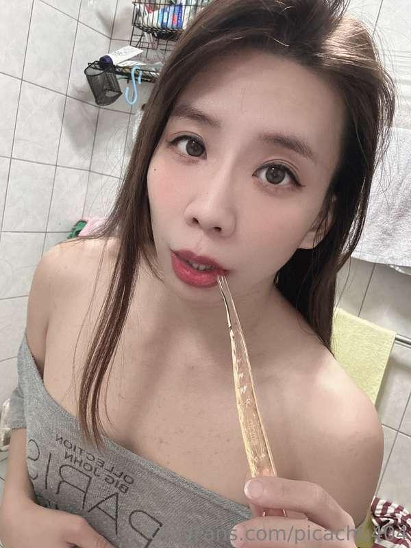 在浴室打掃衛生時🛀 突然情不自禁的自摸了起來 在浴室角落處開始慰慰 最後直接手指插入到高潮💦 隨後再一次直接把尿都噴出💦..