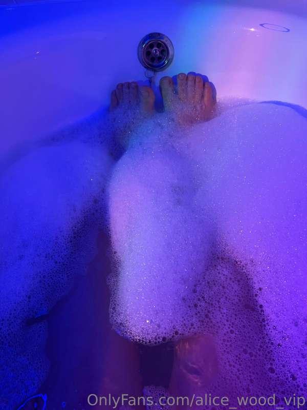 **What do you think about taking a bath like this?** 🫧💙