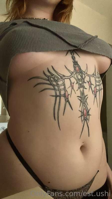 she a baddie she showin ha panty