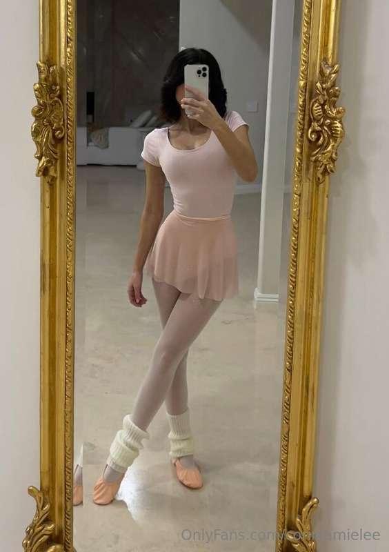 Pirouette into my DMs 😉