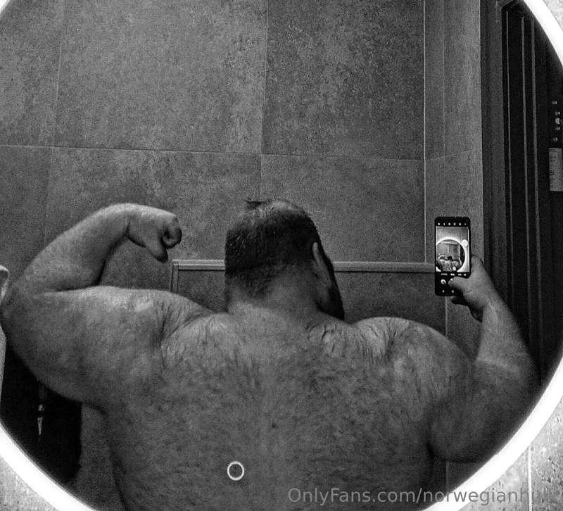 Now this is a bick hairy  back with some  big guns🐻💪
Iknow s..