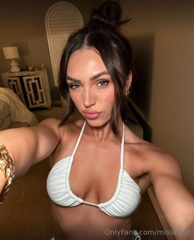 Check out my BFF @zoeyclarkkk 🥵 I'm helping her get into OF ..