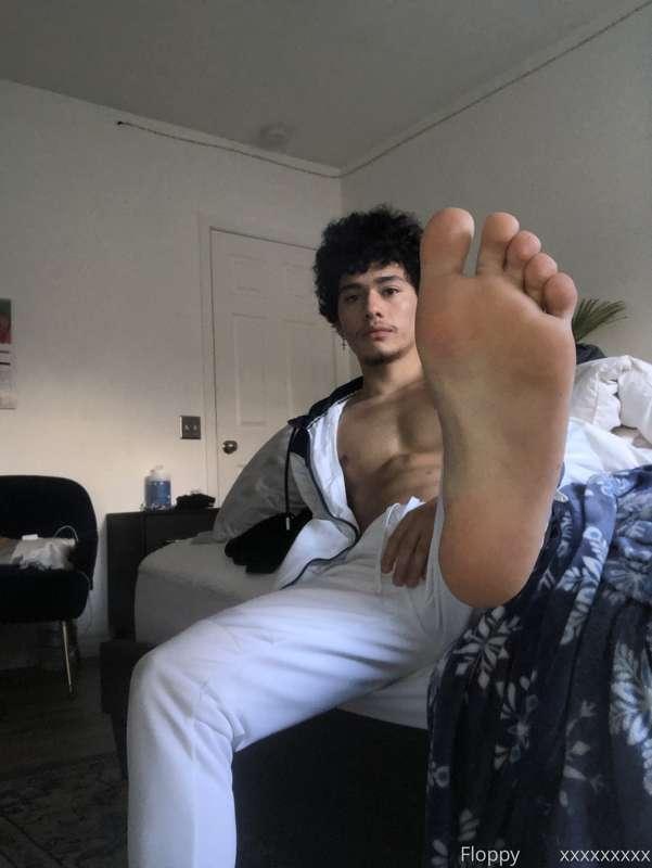 Wheres my foot lovers at 😈
