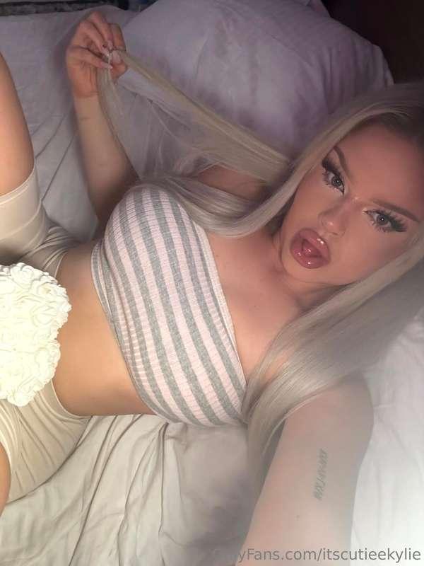 can you guess what's between my legs?🙈