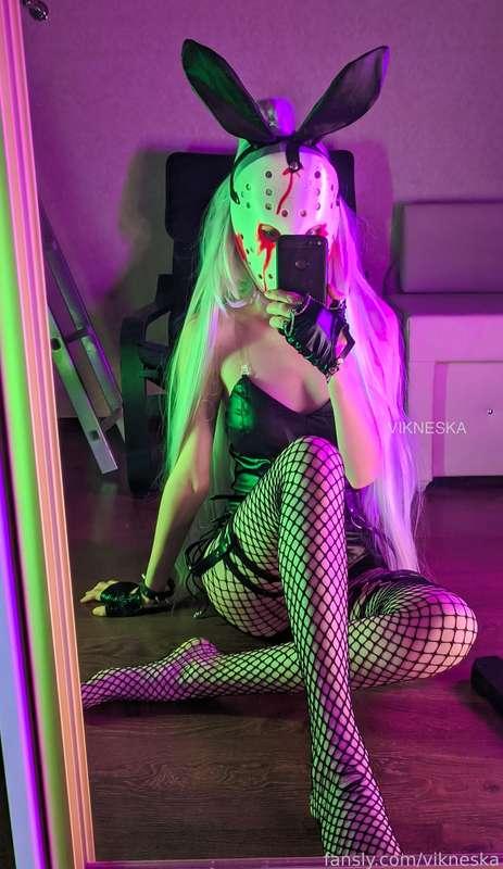 How do you like my scary Halloween outfit? Which photo do you like more? 🎃🖤