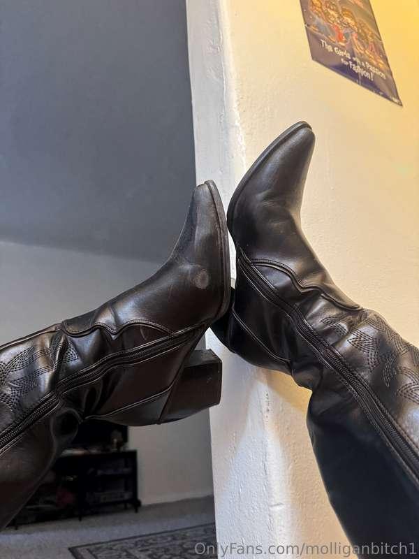 You see these boots? My beautiful feet are hiding inside 🤭