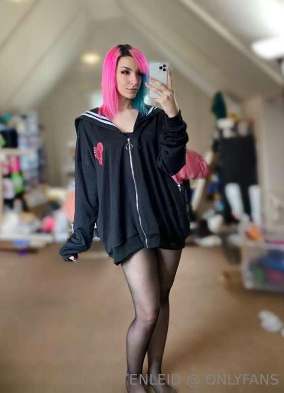 Torn up tights are the best look.. 🤩