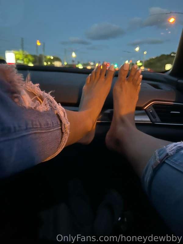 The white toes are backkk 🐇🥡🤍