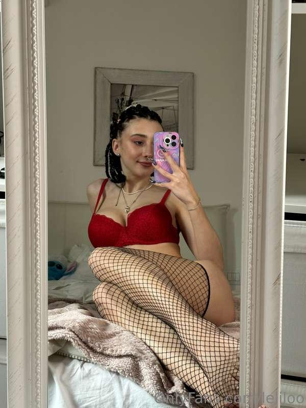 Daddy, can you rip off my hot pantyhose and get to my wet ho..