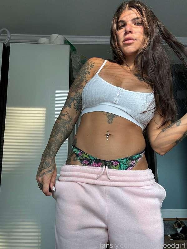 I love these sweats! They’re so soft! Should I get more like this? 🥰

#brunette #tattoos #muscles #sweatpants #fitgirl #panties #abs #selfie #fyp #boobs