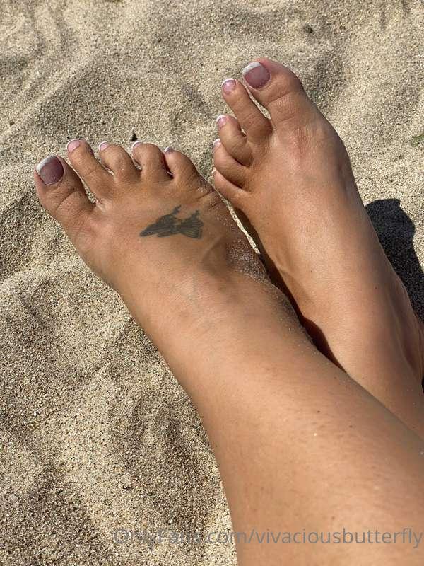 I got my feet in the sand 🥰 🦶 ❤️