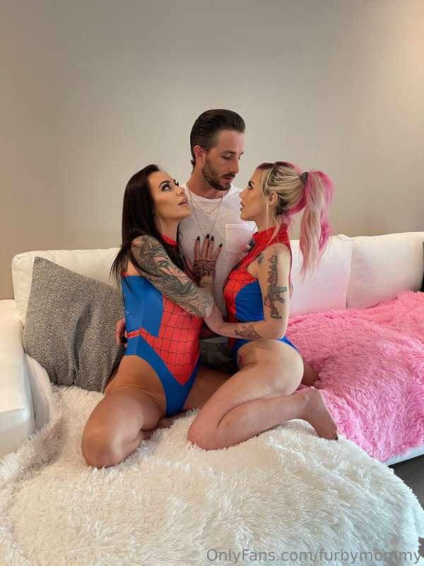 it finally happened... ***2 SPIDERGIRLS + 1 COCK = 3SOME SEX..