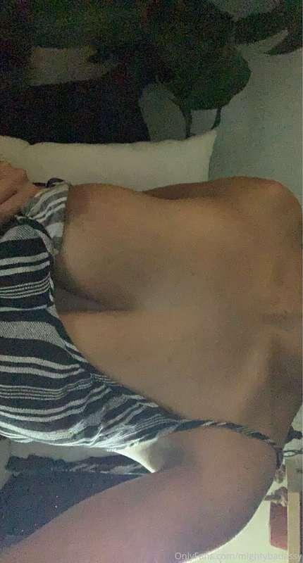 ⭐️ You guys *VOTED* for a new free pic! ⭐️
*Hello Nip Slip* ..