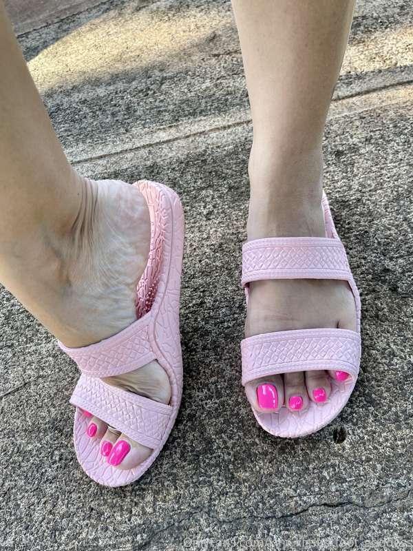 kim_kisses_foot_goddess image #0