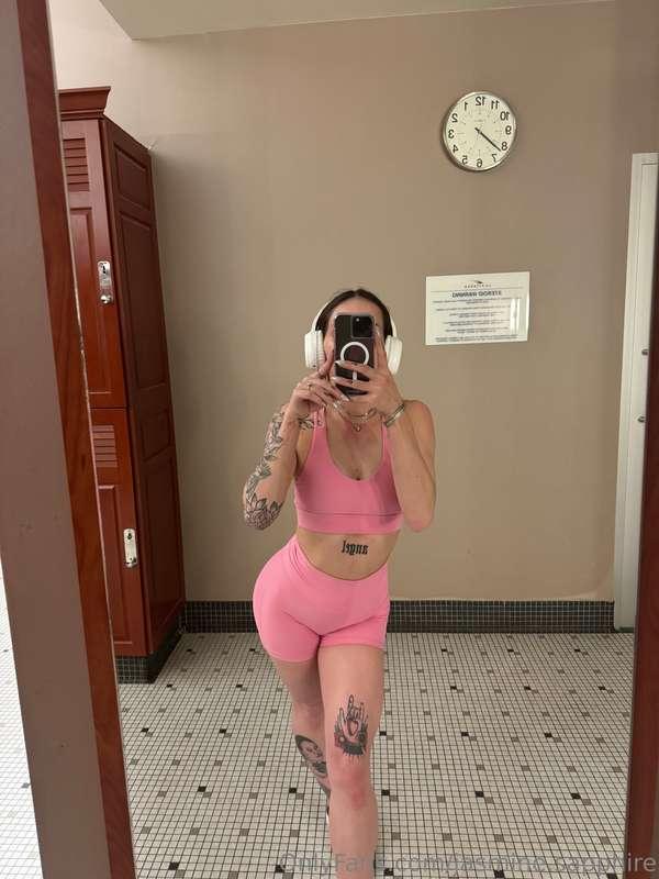 Gym attire 😈🤭 Wanna see the video of me showing off in this ..