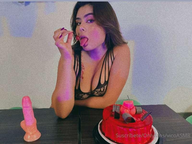 Debo comerme uno y sentarme en el otro 😈 
¿qué crees que ele..