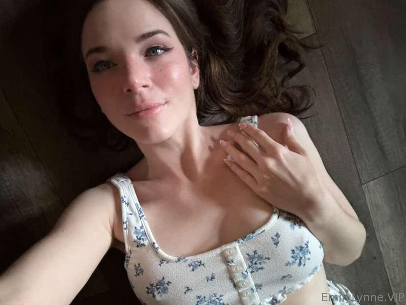 unf kiss me riiight between my tits PLEASE 😭 im still horny ..