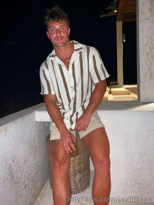 Send me 🔥 emoji when you sub to @jfit98 for a FREE gift 