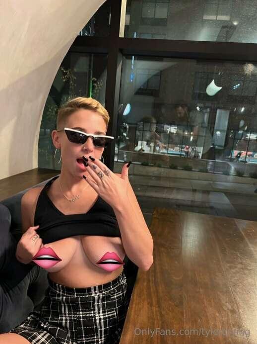Flashing while I am on a date with a loser lol