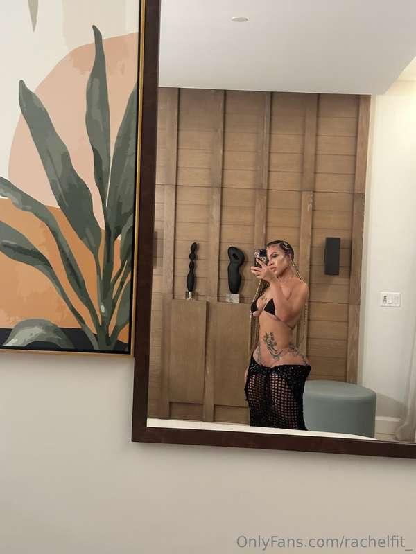 Mirror selfies are my favorite way to act up. 🥰