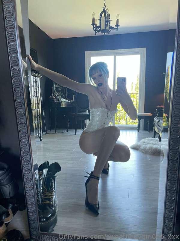 How do you like this white corset? 🖤☺️